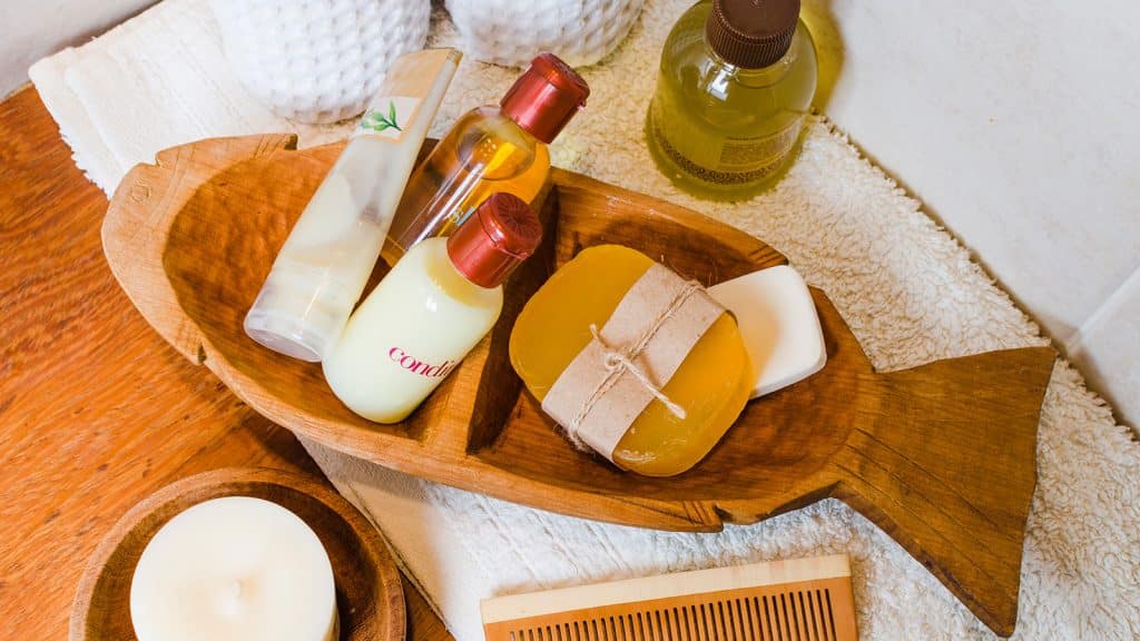 Amenities sostenibles en hoteles: dispensadores premium y kits ecológicos para mejorar la experiencia del huésped y fidelizar clientes.