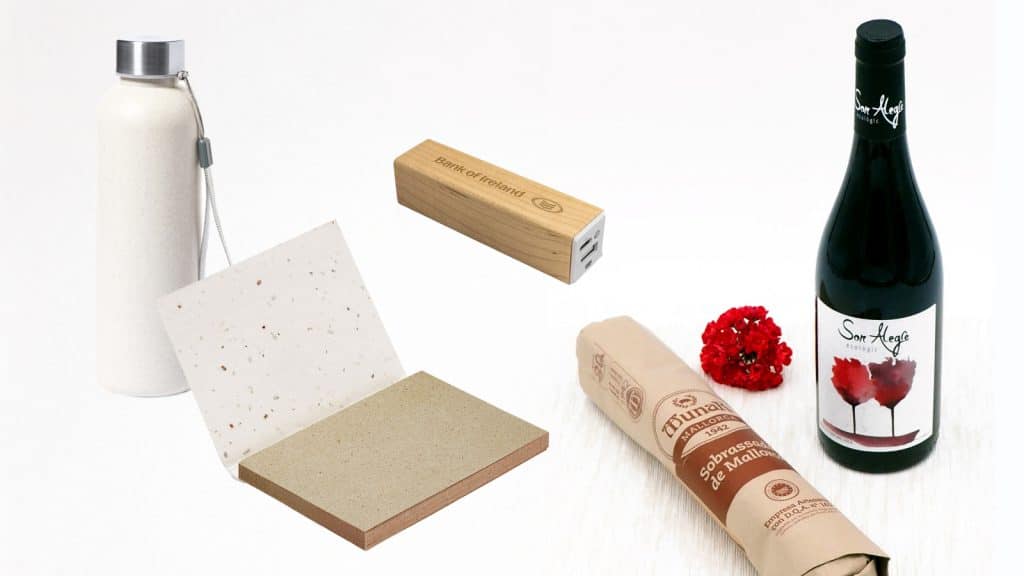 Regalos sostenibles para empresas 2026: botella reutilizable, cuaderno plantable, batería ecológica de madera y pack gourmet con vino y sobrasada de Mallorca.