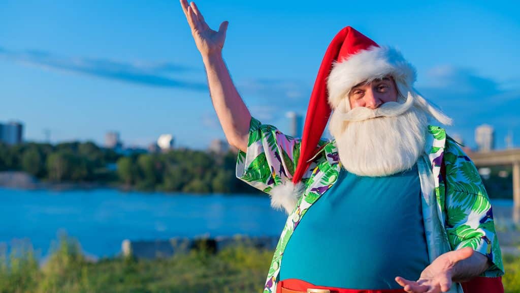 Papá Noel en Finlandia disfrutando del verano, símbolo de coherencia y regalos de empresa sostenibles