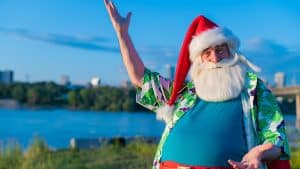 Papá Noel en Finlandia disfrutando del verano, símbolo de coherencia y regalos de empresa sostenibles